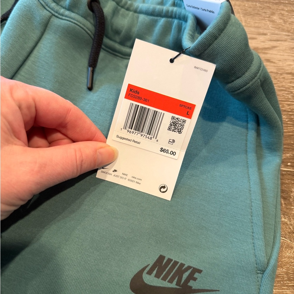 Brand New Nike Boys Teal Casual Athletic Shorts - Picture 3 of 3